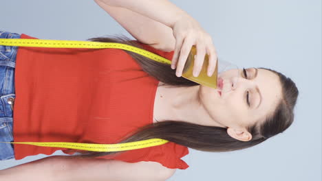 Vertical-video-of-The-person-who-is-on-a-diet-and-drinks-juice.-Healthy-eating.